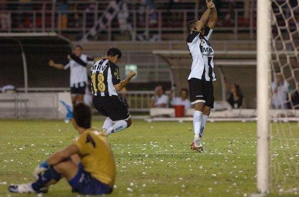 As duas equipes iniciavam a deciso do ttulo mineiro sob certo equilbrio %u2013 a Raposa tinha a vantagem de igualdade em pontos e saldo de gols. O primeiro tempo terminou sem gols, e o Galo, do tcnico Levir Culpi, abriu o placar com der Lus no primeiro minuto da etapa final. Danilinho fez o segundo aos 36min, e Marcinho, o terceiro, aos 46min. Enquanto o goleiro Fbio ainda reclamava de irregularidade nesse gol, de costas para o campo, Vanderlei fechou o placar, praticamente garantindo o ttulo.