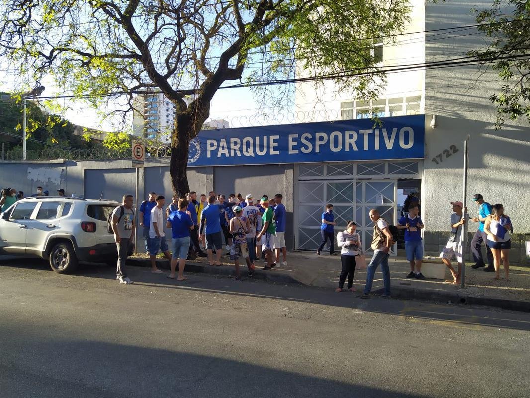 Torcida do Cruzeiro foi em peso ao Parque Esportivo do Barro Preto para fazer press�o pela aprova��o da venda da SAF a Ronaldo