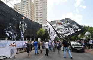 Mais de 300 torcedores do Atltico foram  sede do clube protestar contra a contratao de Thiago Neves