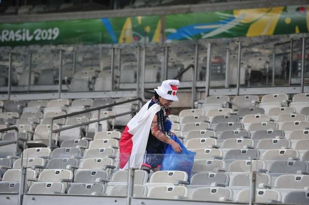 Depois do empate entre Japo e Equador, por 1 a 1, pela Copa Amrica, um torcedor japons deu um bom exemplo aos brasileiros. Com pacincia, ele recolheu lixo em vrios pontos do setor em que se encontrava no Mineiro. Na Copa de 2014, no Brasil, os nipnicos j haviam mostrado civilidade ao mundo ao limpar arquibancadas e vestirios dos estdios.