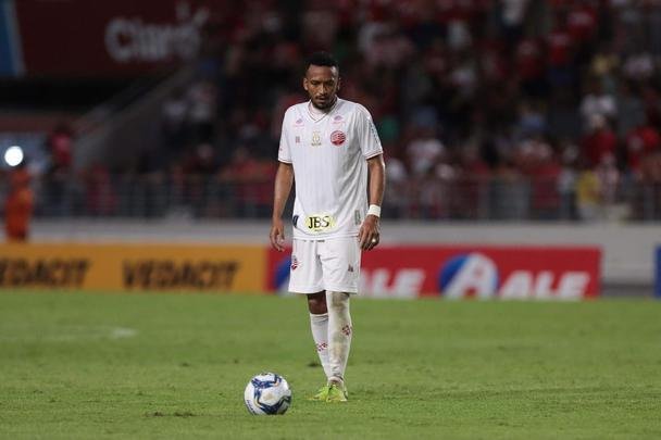 Luanderson abriu o placar pala o Náutico ainda no primeiro tempo do jogo, no Rei Pelé. O CRB virou, fez 2 a 1, mas o Náutico buscou o resultado com gols de Jorge Henrique e Jean Carlos, que marcou o terceiro de falta já nos acréscimos.