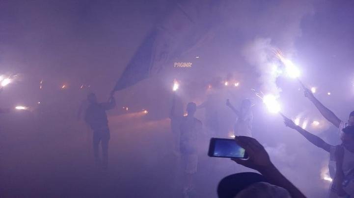 Torcida do Cruzeiro promove rua de fogo na saída da delegação da Toca da Raposa II, rumo ao aeroporto de Confins, antes da viagem para Porto Alegre. Time enfrenta o Internacional na quarta-feira, no Beira-Rio, pela semifinal da Copa do Brasil