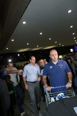 Novo treinador do Cruzeiro, Rogério Ceni desembarcou em Confins na manhã desta terça-feira e recebeu apoio de torcedores