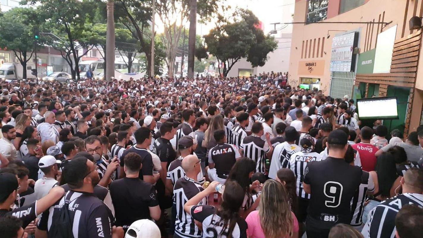 Nesta quinta-feira (2), torcedores do Atltico lotaram os bares de BH para acompanhar Bahia x Galo, jogo adiado da 32 rodada do Campeonato Brasileiro. Na imagem, Arena do Espeto.