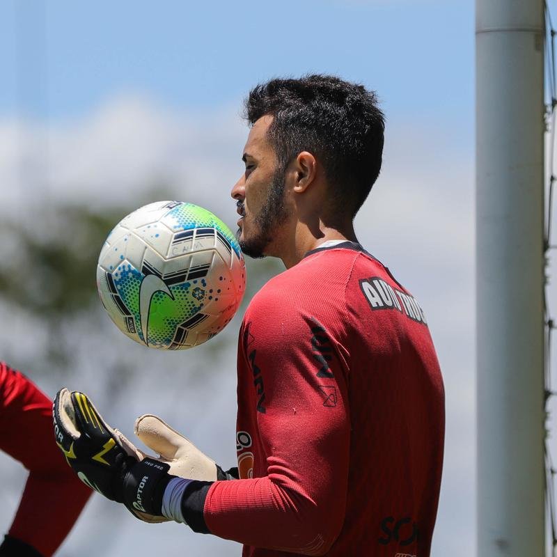 Atlético divulga fotos do novo uniforme de treino