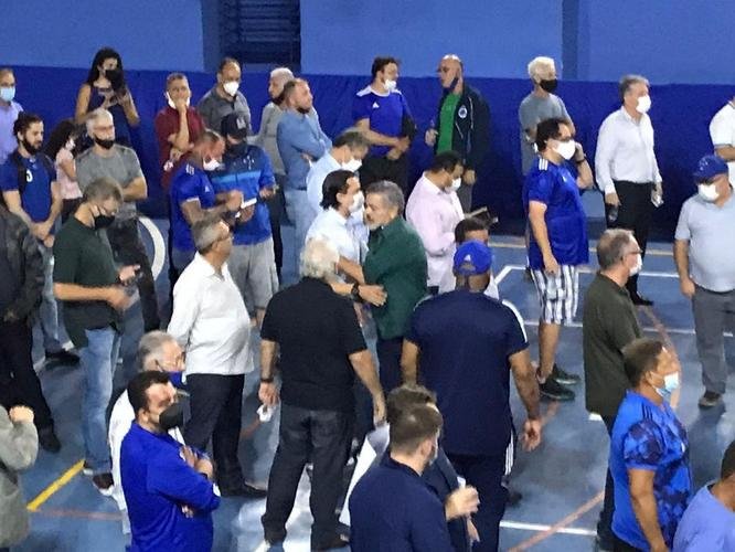 Conselheiros e associados do Cruzeiro durante votação de mudança do Estatuto do clube. Assembleia geral autorizou venda de até 90% das ações da SAF para investidores. Houve festa dos cruzeirenses no Parque Esportivo do Barro Preto, em BH, devido à possibilidade de chegada de recursos para tornar o futebol mais competitivo a partir de 2022.