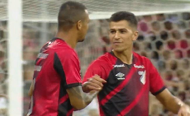 Zé Ivaldo e Vitor Bueno balançaram as redes da Arena da Baixada