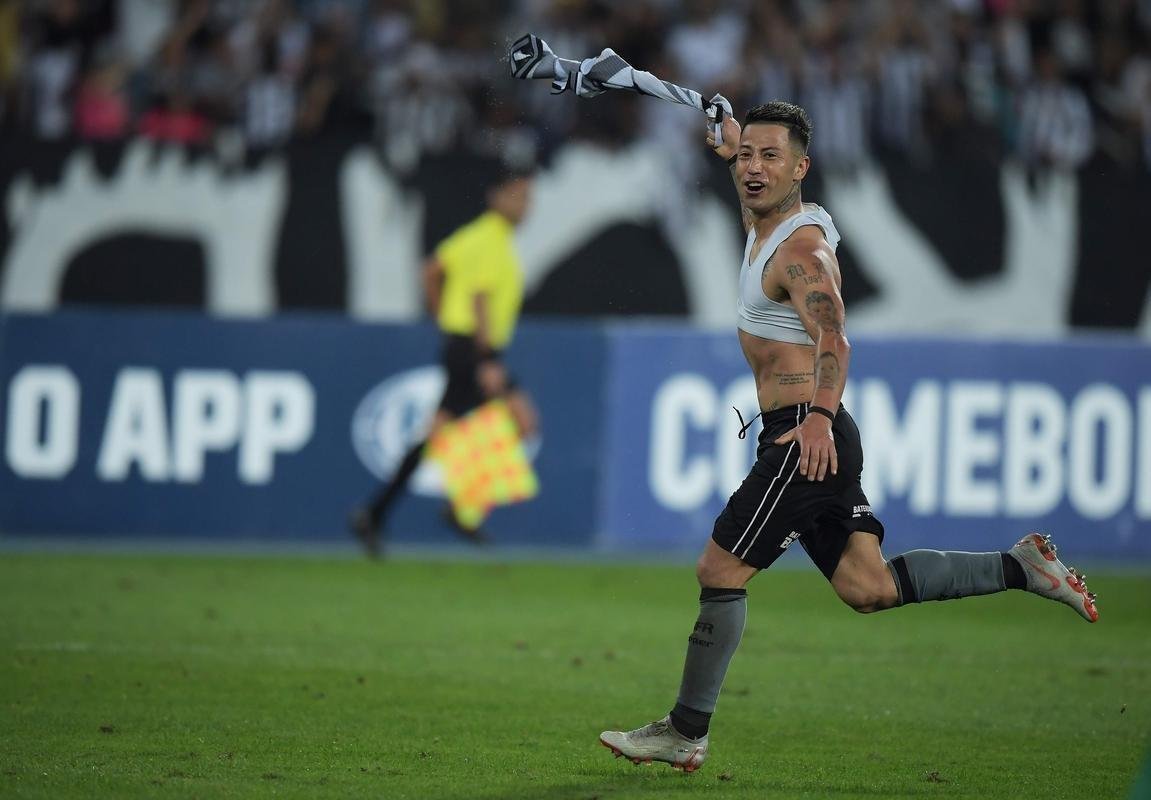 Valencia - O meia chileno, de 27 anos, disputou 49 jogos nesta temporada. Ao todo, marcou 5 gols. Ele tem contrato com o clube carioca at junho de 2020.