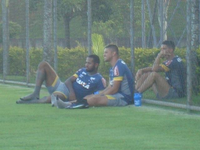 Thiago Neves acompanha treino do Cruzeiro na companhia de zagueiro Ded e de atacante Judivan