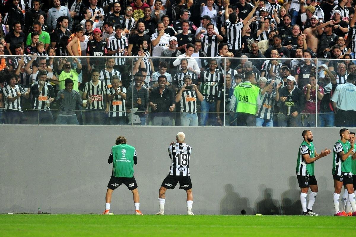 Galo deslanchou no segundo tempo com gols de Fbio Santos, de pnalti, e Vinicius