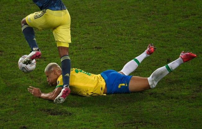 Brasil e Colmbia se enfrentaram no Estdio Nilton Santos, pelo Grupo B da Copa Amrica