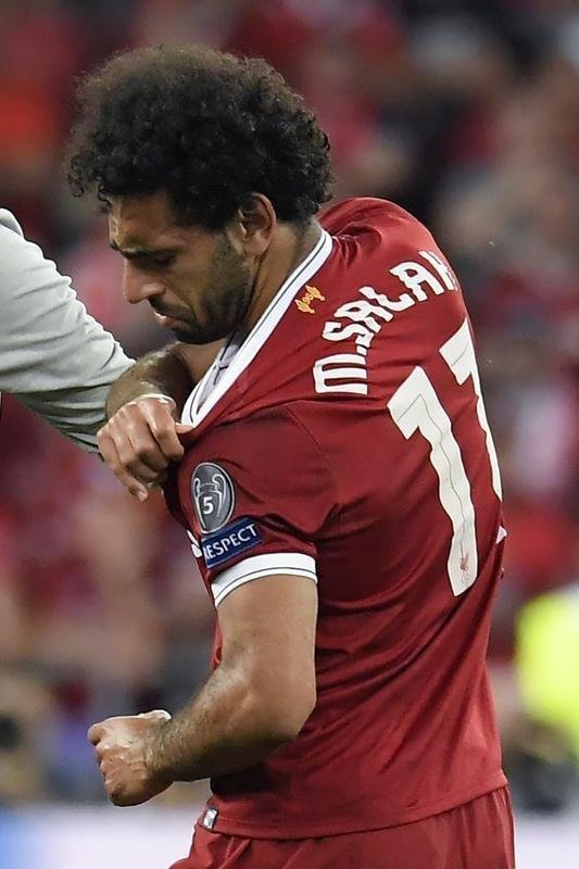 Salah, do Liverpool, sofreu falta de Sergio Ramos, machucou ombro esquerdo e deixou a final no primeiro tempo
