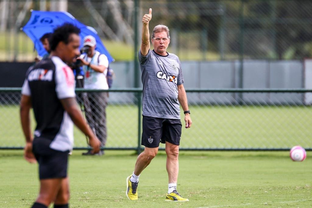 Imagens do treino coletivo comandado por Oswaldo de Oliveira