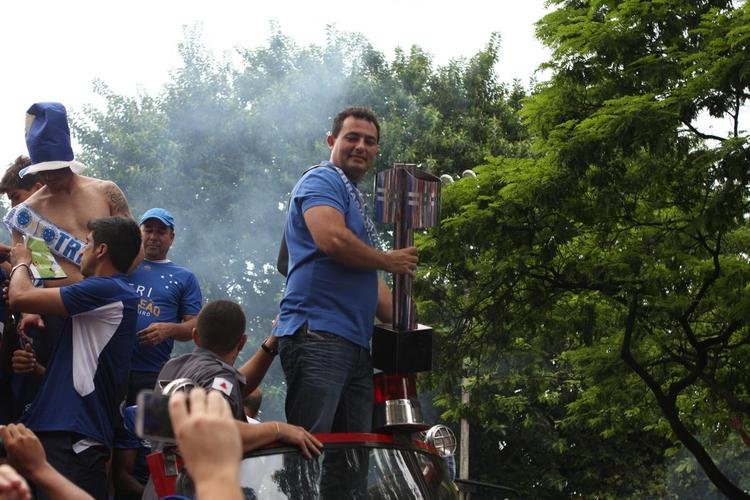 Depois de vencer o Vitria por 3 a 1 no Barrado, em Salvador, na noite de 13 de novembro de 2013, e confirmar o tricampeonato brasileiro, o Cruzeiro desembarcou em Confins numa quinta-feira e foi recebido por milhares de pessoas nas ruas de Belo Horizonte. O elenco desfilou em carro pela Avenida Antnio Carlos, pela Avenida Afonso Pena, no Centro, e foi em direo  sede do Barro Preto. Esta, sem dvida, foi a festa que envolveu o maior nmero de pessoas na capital mineira.