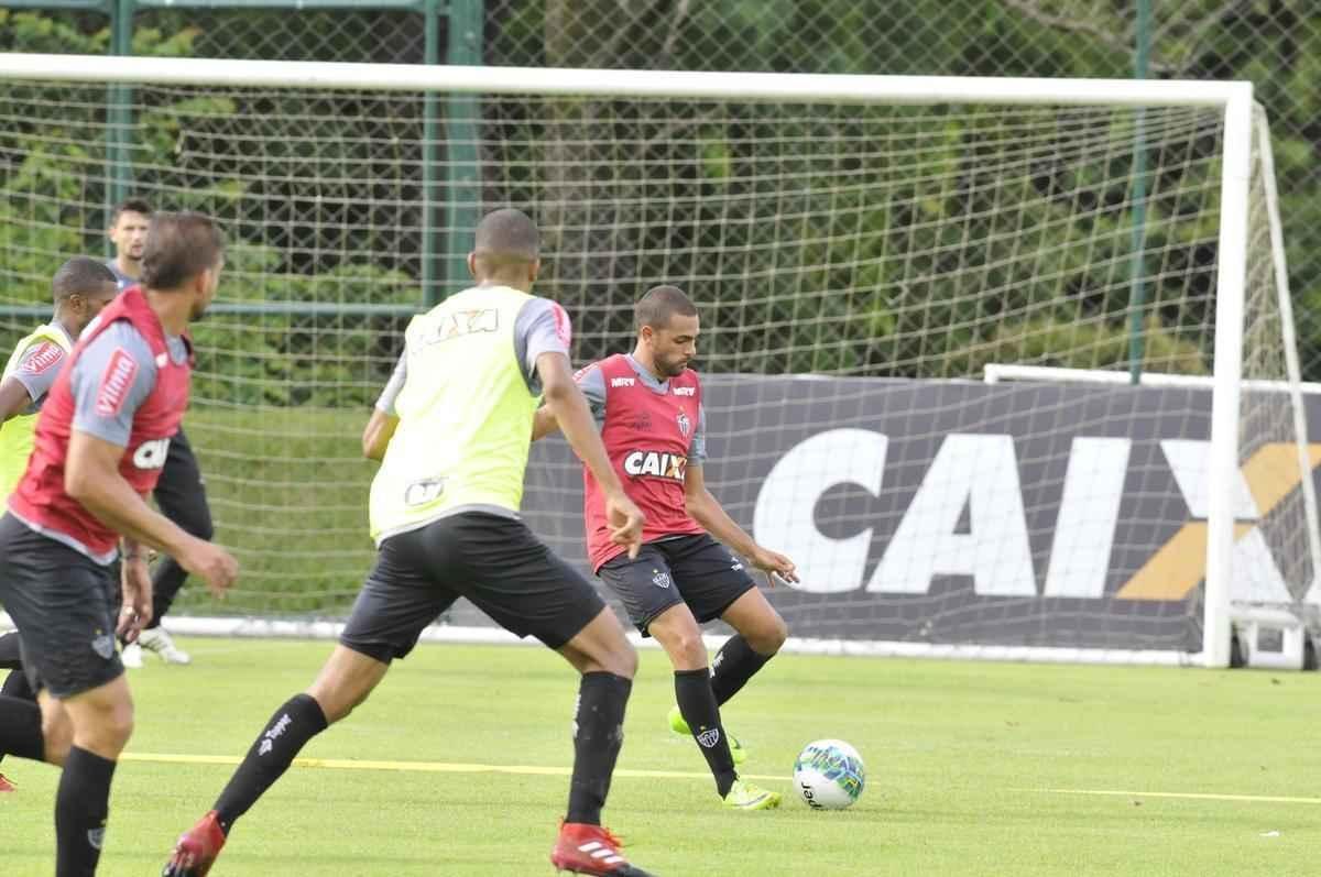 Jogadores que no foram titulares contra o Tombense, no sbado, treinam na cidade do Galo