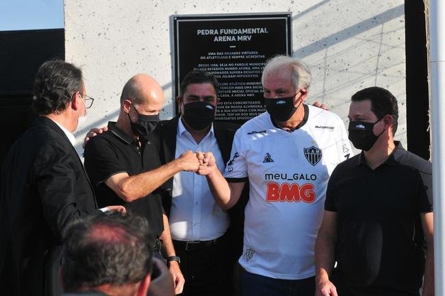 6 - Aproximao de empresrios (fevereiro): Diante do cenrio adverso dentro e fora de campo (com latentes problemas financeiros), Sette Cmara recorreu a empresrios: Renato Salvador (Materdei), Ricardo Guimares (Banco Bmg), Rubens Menin e Rafael Menin (ambos da MRV). O grupo j tinha relevncia poltica no clube, mas passou a exercer tambm uma funo administrativa a partir do convite do presidente. A partir da, o Atltico multiplicou os investimentos - quase sempre com aportes econmicos dos 