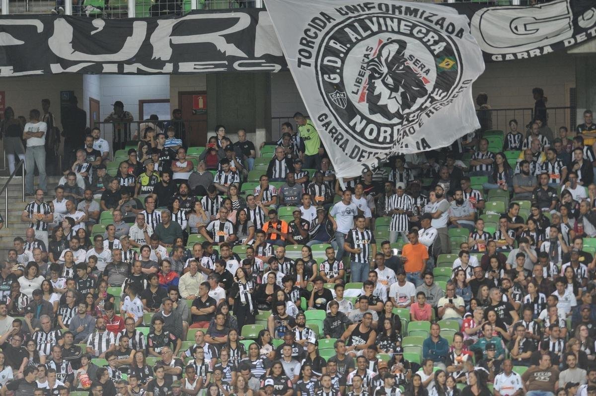 Torcedores de Atltico e Flamengo compareceram ao Horto nesta noite de sbado para assistir ao confronto entre os tradicionais rivais