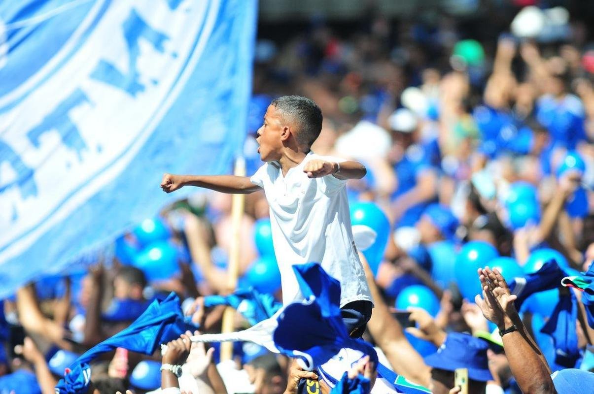 Gabriel Henry, o Gabrielzinho, de 11 anos, em festa na torcida do Cruzeiro durante a vit�ria por 2 a 0 sobre o Sampaio Corr�a, no Mineir�o, pela S�rie B de 2022
