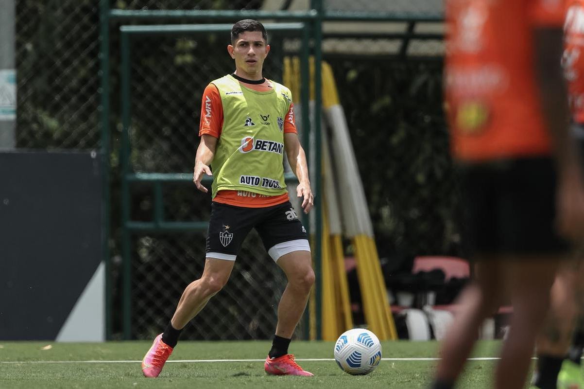 Aps a vitria por 2 a 1 sobre o Cuiab, neste domingo (24), pelo Campeonato Brasileiro, o elenco do Atltico se reapresentou e treinou na tarde desta segunda-feira (25), na Cidade do Galo, em Vespasiano. As atividades visaram o duelo de volta da semifinal da Copa do Brasil, contra o Fortaleza, que ocorrer na quarta-feira (27). Por ter vencido o jogo de ida por 4 a 0, no Mineiro, o Galo tem vaga encaminhada na deciso do principal torneio mata-mata do pas.