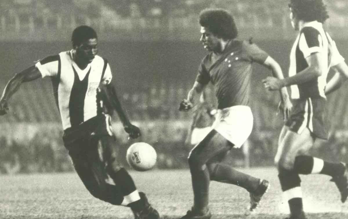 Lance da partida entre Cruzeiro X Alianza-PER, pela Libertadores de 76, no Mineirão. O Cruzeiro venceu por 7X1. O jogo marcava também a homenagem a Roberto Batata