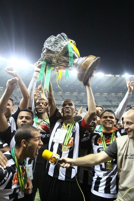 Capito Leonardo Silva ergue a taa e jogadores festejam o ttulo indito da Copa do Brasil