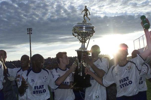 O primeiro passo do Cruzeiro em 2003 para alcanar a histrica Trplice Coroa foi dado em 16 de maro, com a conquista do Campeonato Mineiro de pontos corridos. A taa foi erguida de forma antecipada com a vitria por 4 a 0 sobre a URT, no estdio Zama Maciel, em Patos de Minas, pela 11 rodada. Deivid, Aristizbel, Alex e Maurinho marcaram os gols do triunfo. Em seguida, o elenco deu a volta olmpica, ergueu a taa diante dos cruzeirenses e desfilou em carro aberto pela cidade do interior de Minas. No retorno a BH, naquele mesmo dia, o grupo foi recebido com festa pela torcida no Aeroporto da Pampulha. O Cruzeiro foi campeo estadual invicto. O ltimo jogo foi contra o Tupi, no Mineiro.