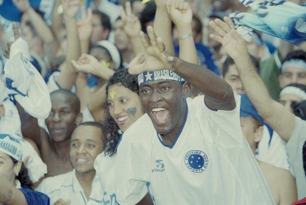 Torcida do Cruzeiro lotou Mineiro em 30 de novembro de 2003 para assistir ao duelo com o Paysandu, pela 44 rodada do Campeonato Brasileiro, que confirmaria o ttulo brasileiro e a Trplice Coroa. O pblico foi de 73.141 pagantes e gerou uma renda de R$ 827.201,00. O nmero de presentes no foi divulgado. O time celeste no decepcionou, venceu por 2 a 1, com gols de Zinho e Mota, e deu incio  festa em Belo Horizonte.
