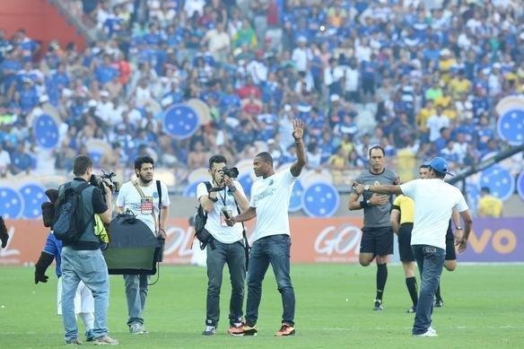 Jlio Baptista foi apresentado com uma novidade pelo departamento de marketing do Cruzeiro. O jogador entrou no gramado do Mineiro em um carro-forte e deu a volta no estdio. O veculo apresentava a frase: Patrimnio Scio do Futebol. Quando o meia desceu, ele foi saudado pelos torcedores e fogos foram lanados.   