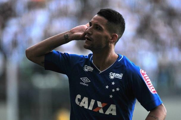 Thiago Neves colocou o Cruzeiro em vantagem no clssico: 1 a 0