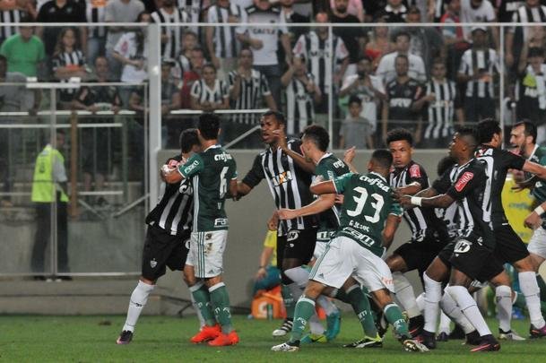 Imagens da confuso entre Leandro Donizete e Gabriel Jesus no Horto