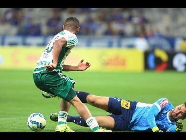 Gabriel Jesus fez dois gols e deu uma assistncia contra o Cruzeiro em 2015
