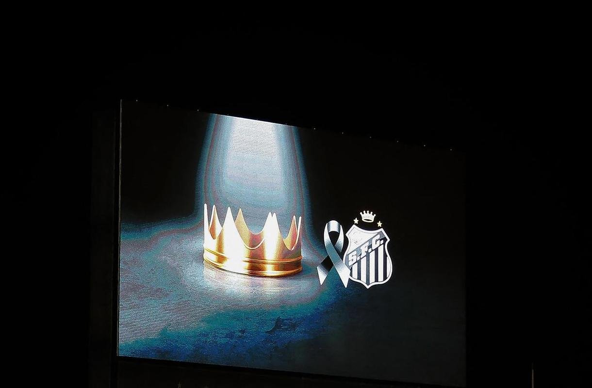 Os ltimos momentos do velrio de Pel, na Vila Belmiro, estdio do Santos. 