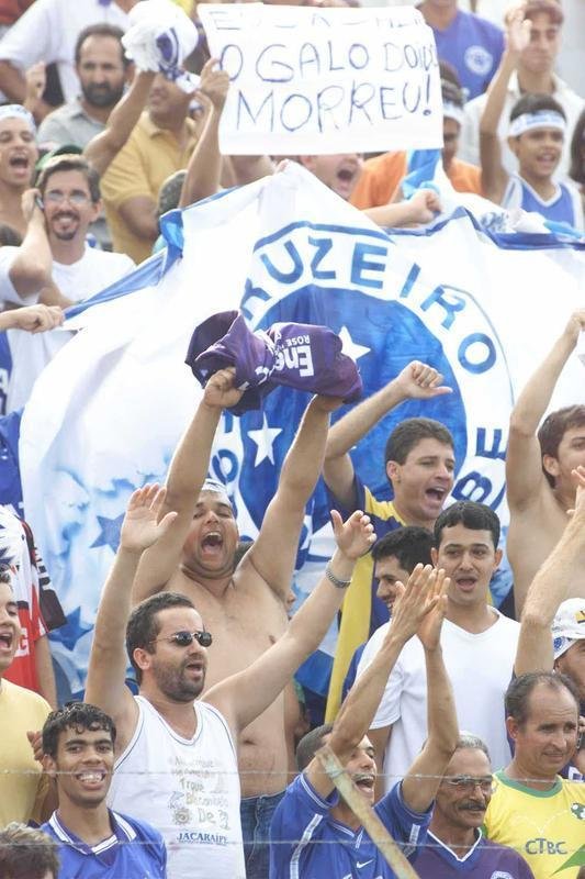 O primeiro passo do Cruzeiro em 2003 para alcanar a histrica Trplice Coroa foi dado em 16 de maro, com a conquista do Campeonato Mineiro de pontos corridos. A taa foi erguida de forma antecipada com a vitria por 4 a 0 sobre a URT, no estdio Zama Maciel, em Patos de Minas, pela 11 rodada. Deivid, Aristizbel, Alex e Maurinho marcaram os gols do triunfo. Em seguida, o elenco deu a volta olmpica, ergueu a taa diante dos cruzeirenses e desfilou em carro aberto pela cidade do interior de Minas. No retorno a BH, naquele mesmo dia, o grupo foi recebido com festa pela torcida no Aeroporto da Pampulha. O Cruzeiro foi campeo estadual invicto. O ltimo jogo foi contra o Tupi, no Mineiro.