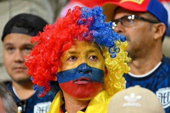 Torcedores de Holanda e Equador no jogo pelo Grupo A da Copa do Mundo.