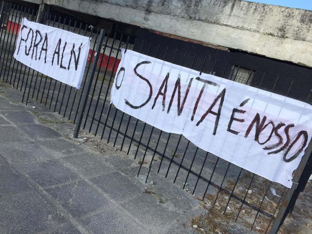 Enquanto a bola rolava para Ferroviário e Santa Cruz, neste domingo, grupo de torcedores se encontraram na sede do estádio do Arruda para protestar