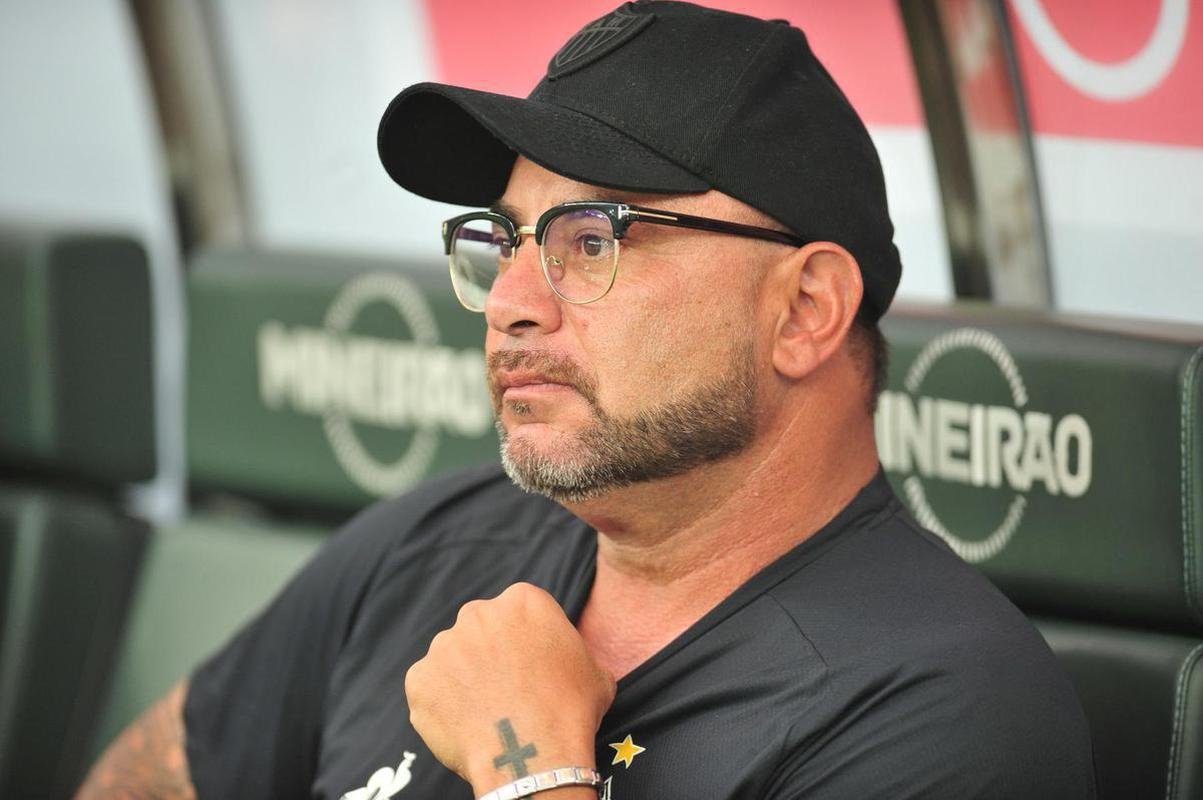 Turco demitido! Depois da eliminao para o Flamengo, Turco Mohamed ainda teve chance no comando da equipe. Na primeira, o time venceu o Botafogo. J no jogo contra o Cuiab, fora de casa, o Galo jogou mal, mas saiu na frente com gol do estreante Alan Kardec, nos acrscimos. O Alvinegro no segurou o placar e levou o empate no ltimo lance. No dia seguinte, o clube anunciou a sada do treinador. Foram 45 jogos, com 27 vitrias, 13 empates e cinco derrotas, quase 70% de aproveitamento.