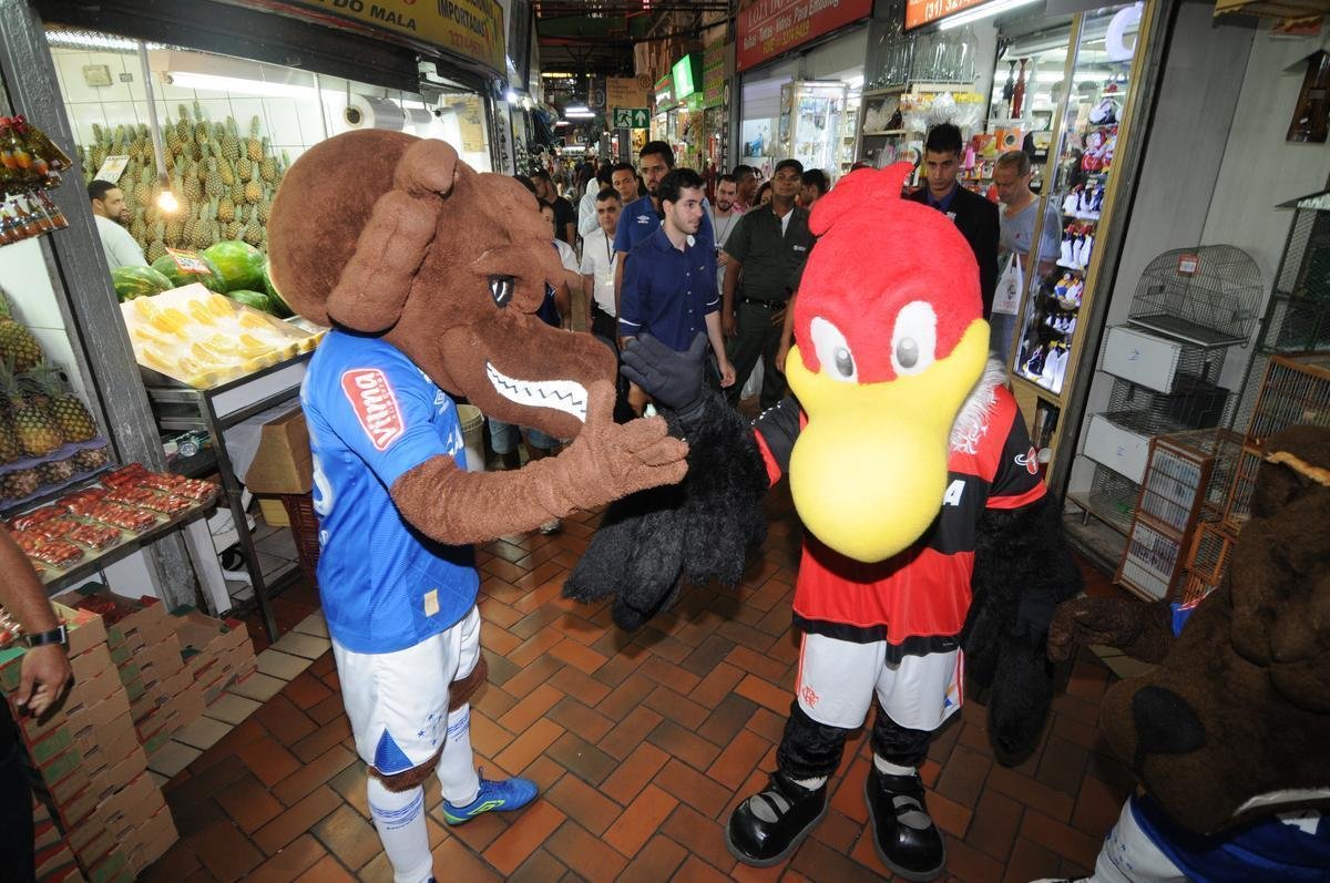 Raposinho e Raposo levaram Urubu, mascote do Flamengo, para conhecer o Mercado Central de BH; teve assdio de torcedores e interesse do carioca pelo queijo mineiro