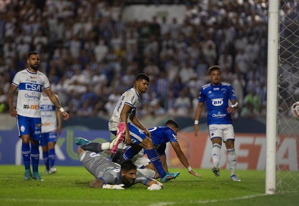 Fotos da partida entre CSA e Cruzeiro, nesta quarta-feira (20), no Rei Pel, em Macei. Jogo  vlido pela 19 rodada da Srie B do Campeonato Brasileiro.
