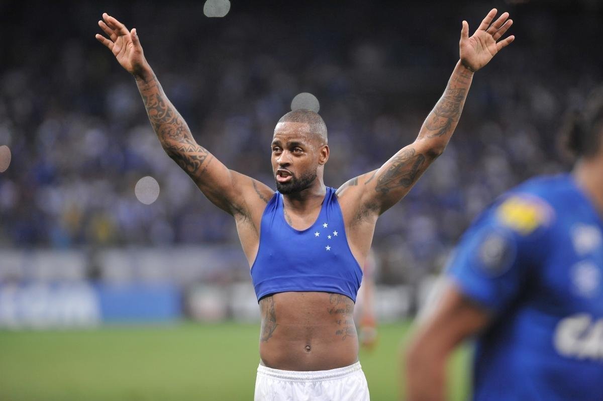 Aliviados com a classificao, jogadores do Cruzeiro fizeram festa com a torcida, no Mineiro