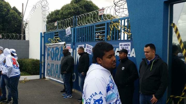 Protesto de torcedores do Cruzeiro na Toca da Raposa II