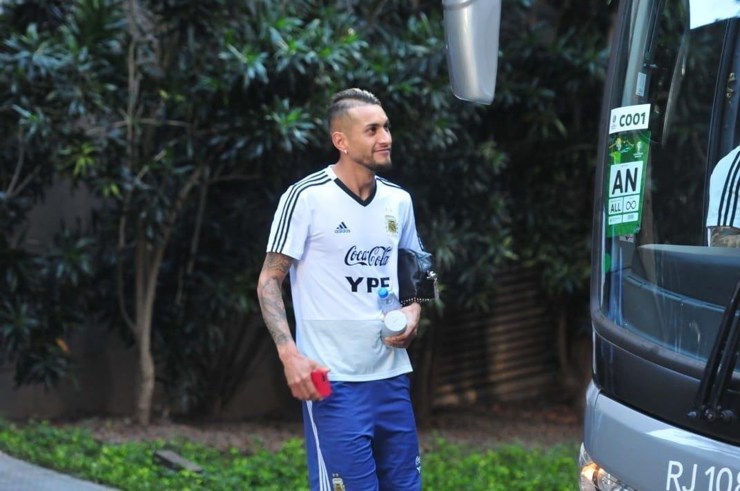 Jogadores da Argentina embarcam rumo ao treino no Independência