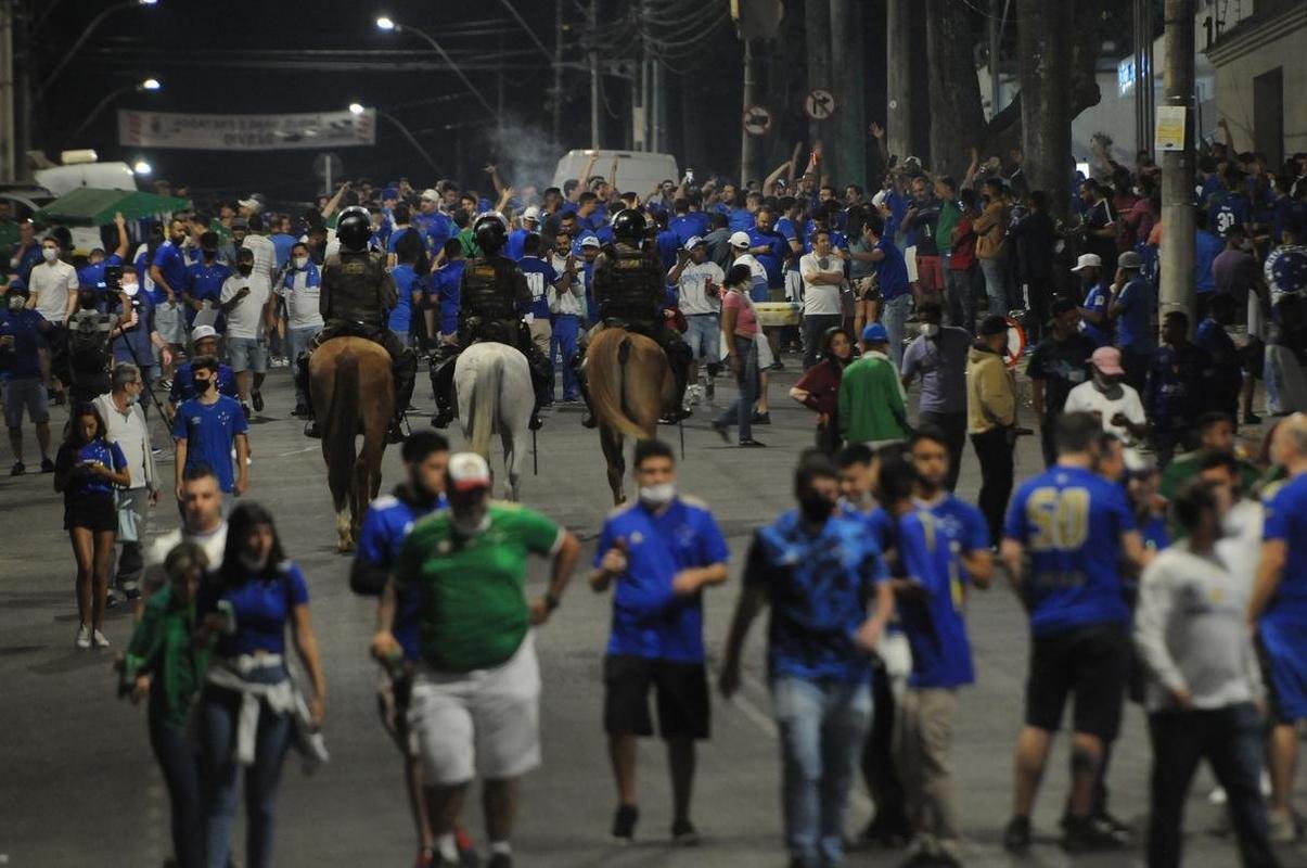 Torcida do Cruzeiro voltou ao Mineiro aps meses de ausncia devido  pandemia. Houve grandes filas devido  desorganizao do clube, que demorou a enviar funcionrios aos portes para fazer a conferncia dos exames de COVID-19. Na Alameda das Palmeiras, muitos cruzeirenses se aglomeraram e no usaram mscara prximo ao Bar do Peixe.