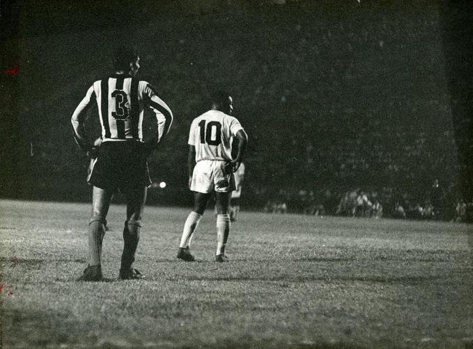 Os jogadores de futebol Pelé, do Santos, e Nilton Santos, do Botafogo