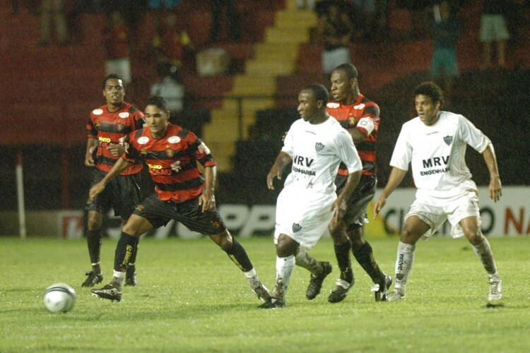 Aps amargar mais um ano na Srie B, o Sport conseguiu o acesso  Elite do futebol nacional em 2006. O time campeo brasileiro de 1987 terminou o torneio na vice-liderana, com 64 pontos, e garantiu o retorno  Srie A de 2007. 