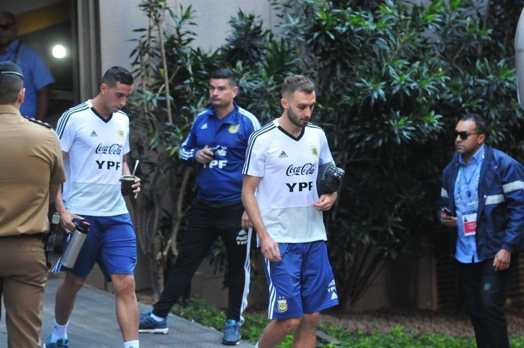 Jogadores da Argentina embarcam rumo ao treino no Independência