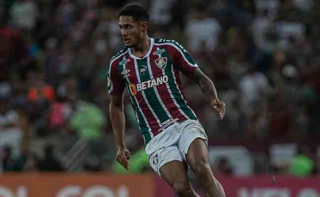 Fora dos planos do Fluminense, lateral Cristiano  liberado do clube