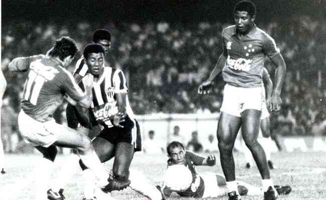 Disputa de bola em Cruzeiro 1 x 0 Atltico, pela final do Mineiro de 1990