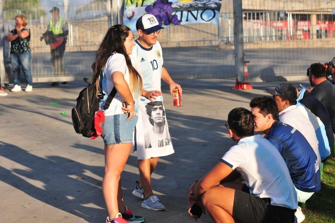 Torcedores de Argentina e Paraguai na chegada ao Minero para duelo pela Copa Amrica