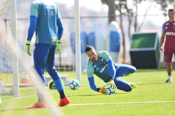 Imagens do treino do Cruzeiro com a presena do presidente Wagner Pires de S