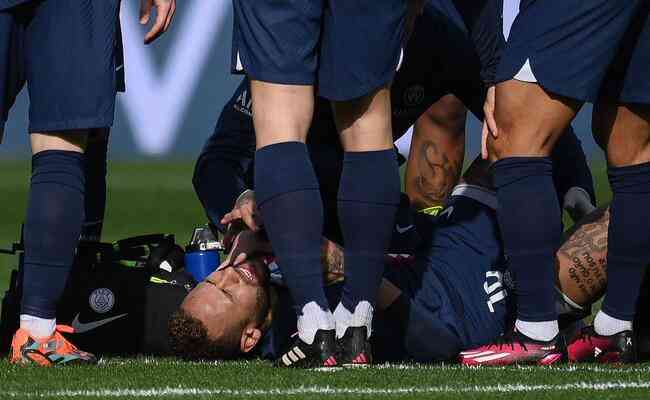 Neymar se machucou na partida contra o Lille, nesse domingo